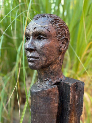 Die Wächterin - Ton hochgebrannt mit Bronzepatina auf Holzstamm - Höhe ca. 100 cm - 2023 - 750.- €