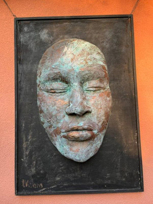 Maske auf Holz - Ton mit Patina - Höhe ca. 120 cm - 2019 - 1100.- €