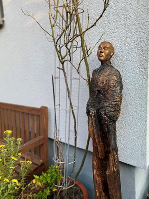Zerbrochen - Ton mit Patina auf Holzstamm - Höhe ca. 80 cm - 2024 - 320.- €