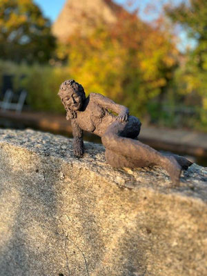 Kleine sonnende - schwarzer Ton hochgebrannt - Länge ca. 30 cm - 2024 - 250.- €