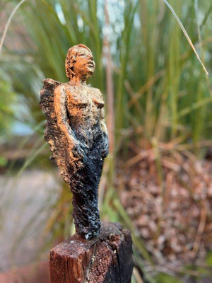 Engel - Ton mit Patina auf Holzbalken - Höhe ca. 120 cm - 2024 - 350.- €