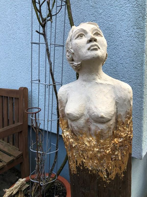 Ein neuer Blick - Ton hochgebrannt mit Schlagmetall auf Balken - Höhe ca. 100 cm - 2025 - 1400.- €