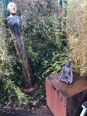 Freundlicher Wächter und kleines Yogamädchen