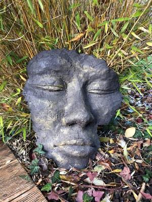 Kleine Maske - schwarzer Ton hochgebrannt mit leichter Patina - Höhe ca. 40 cm - 2025 - 220.- €