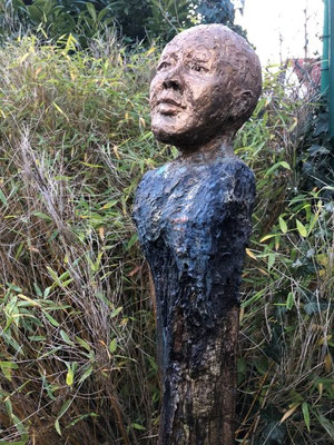 Der freundliche Wächter - Ton hochgebrannt mit Patina auf Holzstamm - Höhe ca. 100 cm - 2023 - 750.- €