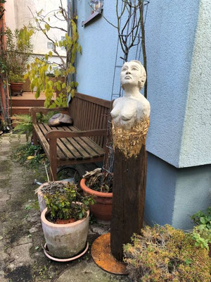 Die Neue - Ton hochgebrannt mit Schlagmetall auf Balken - Höhe ca. 100 cm - 2025 - 1500.- €