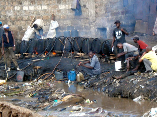 Fabbrica illegale di "chang'aa" a Mathare (Nairobi)