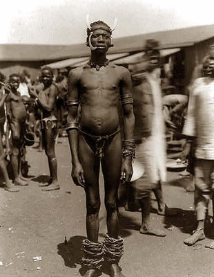 Uomo Wadshagga - Membro della tribù Chagga (Tanzania) mischiatosi con i Kavirondo. Porto Florece nel 1890.