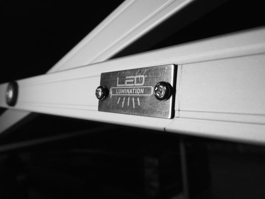 Metallplatte LED Lumination Beleuchtung verschraubt auf nichtmagnetischer Fläche