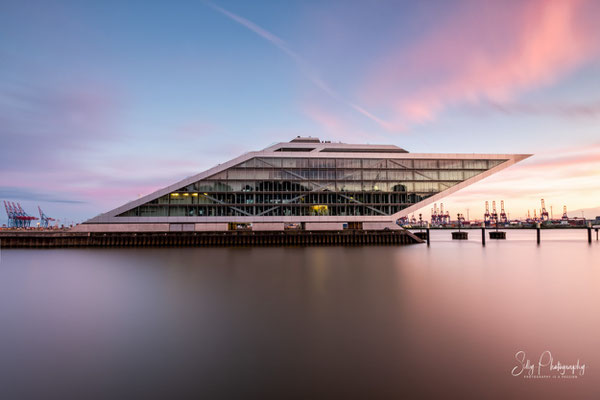 Hamburg / Dockland, Hamburger Hafen, Langzeitbelichtung, 2021 , © Silly Photography