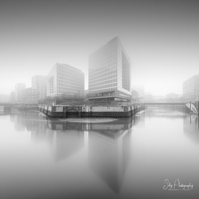 Hamburg / Hafencity, Spiegel-Gebäude, Langzeitbelichtung, 2019, © Silly Photography