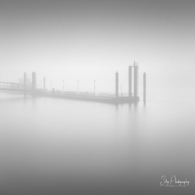 Hamburg / Hamburger Hafen, Fähranleger Fischmarkt, Langzeitbelichtung, 2018, © Silly Photography