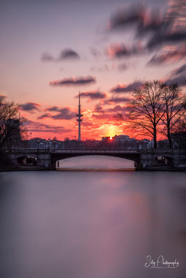 Hamburg / Alster, Schwanenwikbrücke, Fernsehturm, Langzeitbelichtung, 2018, © Silly Photography