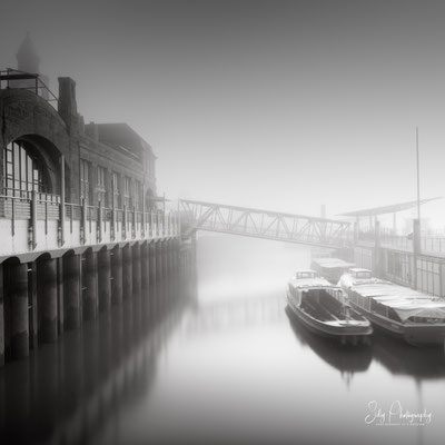 Hamburg / Landungsbrücken, Hamburger Hafen, Langzeitbelichtung, 2020, © Silly Photography