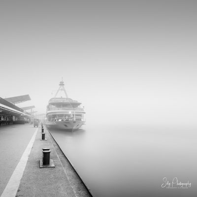 Hamburg / Landungsbrücken, Hamburger Hafen, Langzeitbelichtung, 2023, © Silly Photography