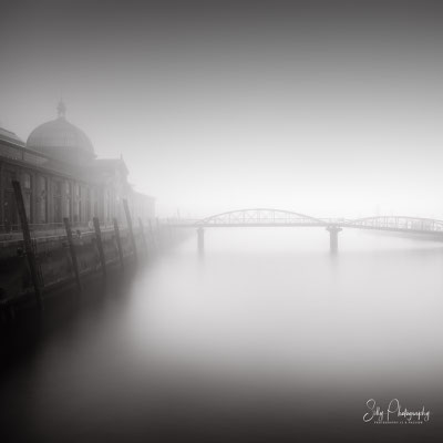 Hamburg / Hamburger Hafen, Fähranleger Fischmarkt, Langzeitbelichtung, 2018, © Silly Photography