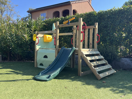 Voor de kleintjes staat er een klein klimtoestel in de tuin