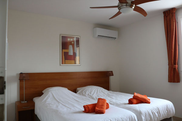 Slaapkamer met zicht op het zwembad