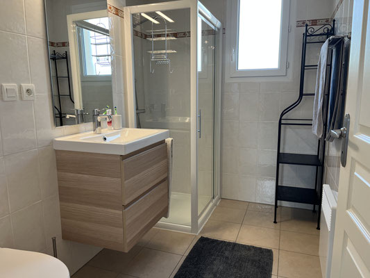 Badkamer met douchecabine en badmeubel op de 1e etage