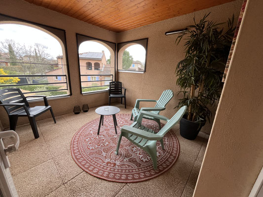 Het balkon is een heerlijke plek om je even terug te trekken als je met meer personen op vakantie bent