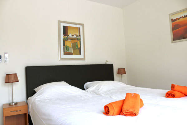 Master bedroom met uitzicht op het zwembad