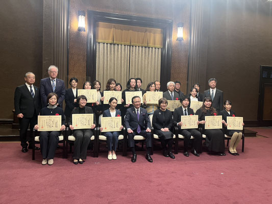 県知事の黒岩さんと、受賞の皆さんと記念撮影