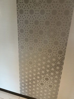 かべに、アラベスク模様があります
