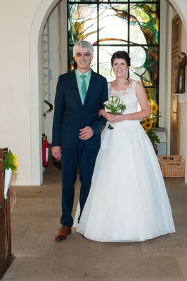 Kirchliche Trauung Hochzeitsreportage Hochzeitsfotograf Beffendorf besonders schön romantisch natürlich