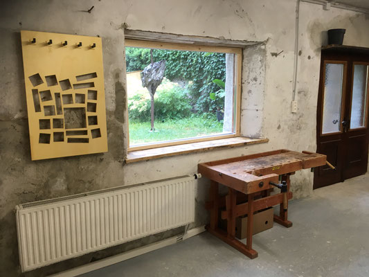 Holzwerkstatt mit Gartenblick