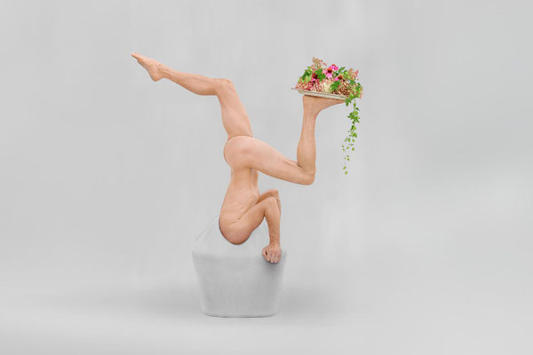 Blumentablett -  Fotoarbeit "Lektionen in Demut 2025" - Wolfgang Wallner, Hall i. Tirol