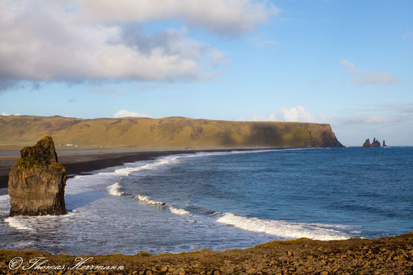 Berg Reynisfjäll und die Reynisdrangar-Felsen - Island 2013