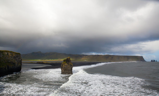 Blick von Dyrhólaey auf den Berg Reynisfjäll und die Reynisdrangar-Felsen - Island 2013