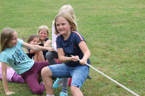 Zeltlager 2019 ("Pirateninsel") - Die Mädels hängen sich beim Seilziehen richtig rein!