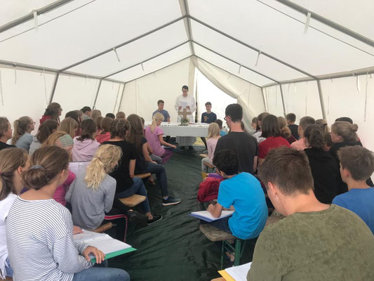 Zeltlager 2019 ("Pirateninsel") - Auch auf einer wilden Pirateninsel darf ein Gottesdienst nicht fehlen. Danke an Wolfgang Eble!