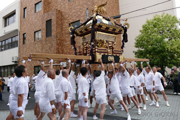 神輿揉みの実演（さし）