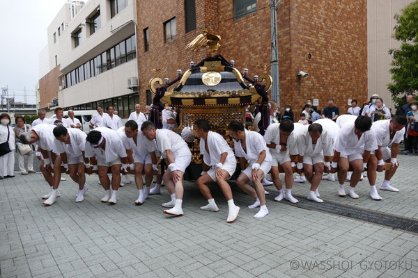 神輿揉みの実演（地すり）