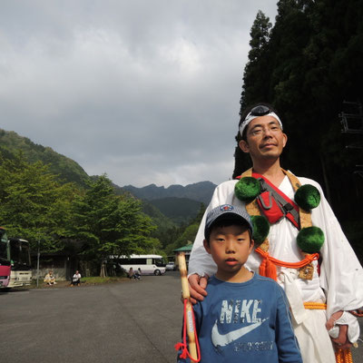 綾真会　長谷川様父子　息子さんは元気に初参拝でした