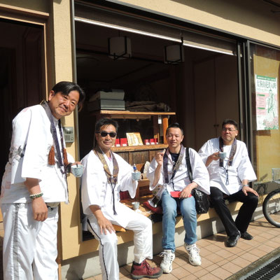山崎様　待って頂いてありがとうございました。　今年は新客さんを引き連れての参拝でした。