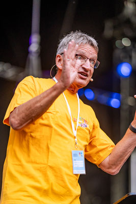 Moderator, gelbes shirt, Eventfotografie, Eventfoto, Moderation, Bühne, Konzert, Konzertfotos, Die Bildermacherin, Franziska Siedler