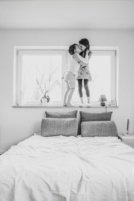  Familienshooting, Fotoshooting mit Kindern, Familienfotografin, geschwistershooting, Bruder und Schwester, little kisses, geschwisterliebe