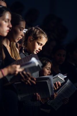 Chor, Jugendchor, Musik, Kirchenmusik, Tenor, Alt, Sopran, dunkel, Eventfotografie, Konzertfotografie, Die Bildermacherin, Franziska Siedler, singen, Gesang