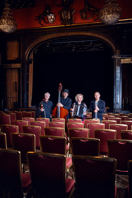 Konzertfotografie, Bandshooting, Bandportrait, Bühne, Musiker, Theater, Haus der Kunst, Franziska Siedler, München, Quartett, Instrumente, Geige, Akkordeon, Kontrabass, Gitarre