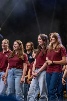 Chor, Jugendchor, Konzert, Musik, Gesang, vielstimmig, rote shirts, Eventfootgrafie, Bühne,  Die Bildermacherin, Franziska Siedler