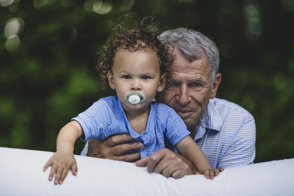 Fotoshooting mit Enkel, Familienshooting, Fotografin aus München, Enkel mit Opa