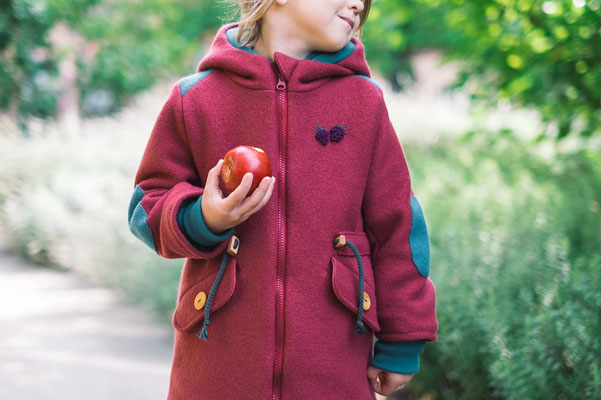 Walkjacke mit gestickten Brombeeren, von @quittemarille