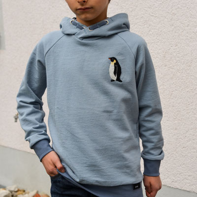 "Robin Hoodie" mit gesticktem Kaiserpinguin, von @million.things.to.sew