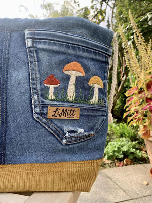 "Projekttasche Abies" mit Pilz-Stickerei, Upcycling aus alten Jeans, von @limittcreativ