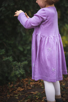 ... Kinderkleid mit aufgestickten, glitzernden Schneekristallen, von @bohnenkraut_makes