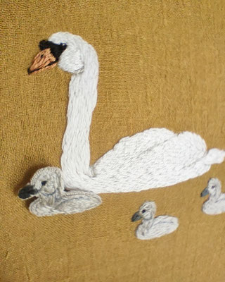Höckerschwäne von @eltendederodelacurruquita - ein Küken hat Marta mit Hilfe der stumpwork-Technik 3-dimensional gestaltet