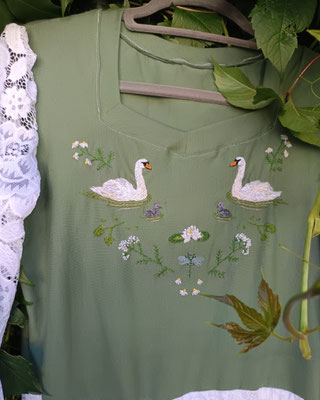 Kleid mit Schwänen von @cha.osmose